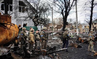 El presidente de Ucrania, Volodimyi Zelensky (centro) llegó hasta la ciudad de Bucha, donde se produjo una masacre de unos 400 civiles. (AFP)