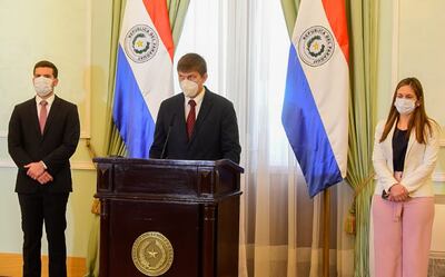 Juan Brunetti (c) anunció ayer los nombramientos de Hernán Huttemann y Carmen Marín. Fue en Palacio de López.