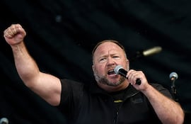 Alex Jones se dirige a partidarios de Donald Trump en un acto en el año 2020.