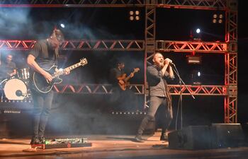 Guille, Bruno, Fede y Walter en pleno concierto en el Teatro Municipal "Ignacio A. Pane". Cualquier escenario les sienta bien cuando priman la energía y el carisma.
