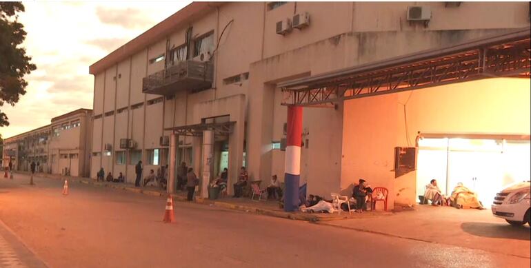 Familiares de pacientes de IPS copan las veredas a la espera de novedades de pacientes