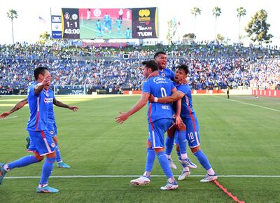 Santiago Giménez (N° 9), celebra con Juan Escobar y Ángel Romero (N° 10) uno de los goles del Cruz Azul ante Atlas.