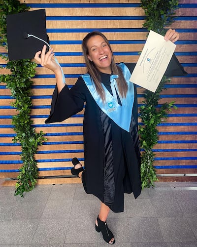¡Inmensamante feliz! Así se mostró Paola Ferrari tras recibir su título de Licenciada en Administración de Empresas.