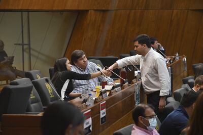 El diputado Sebastián Villarejo (PPQ), proponente de la modificación saluda a la líder de bancada de Fuerza Republicana, Jazmín Narváez (ANR, oficialista).