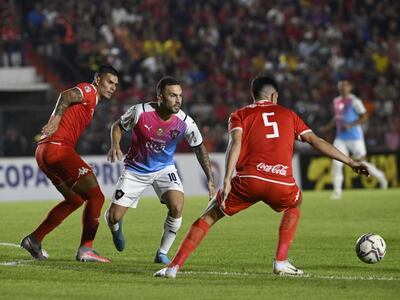 Luis Fariña trata de generar una llegada de Cerro en el juego ante General