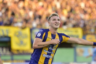 Paul Charpentier festeja su gol para el Sportivo Luqueño ante Resistencia.