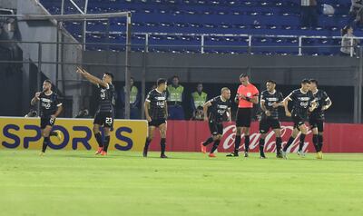 Diego Gómez celebra el que abría el camino a la victoria para Libertad. Lo acompañan Hétor Villalba y Lorenzo Melgarejo.