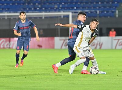 Claudio Aquino trata de recuperar la pelota ante la mirada de Federico Carrizo