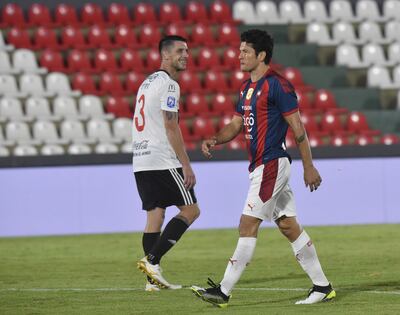 Cruce de dos protagonistas del último y decisivo clásico del año. El franjeado Alejandro Silva marcó en la definición por penales y el delantero azulgrana Nelson Haedo Valdez fue a uno de los que le tapó el remate el arquero Alfredo Aguilar.