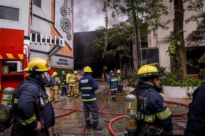 AME977. ASUNCIÓN (PARAGUAY), 29/09/2022.- Bomberos realizan trabajos este jueves dentro de la sede del Tribunal Superior de Justicia Electoral en Asunción (Paraguay). Un incendio se desató este jueves en un edificio del TSJE de Paraguay, donde se estima permanecían unas 8.500 máquinas de votación destinadas a los comicios partidarios internos del próximo 18 de diciembre, lo que generó de inmediato llamados de sectores políticos a investigar la situación. Los bomberos han tenido que trabajar durante más de 7 horas y tuvieron que abrir boquetes en la edificación para combatir el incendio. EFE/ Nathalia Aguilar