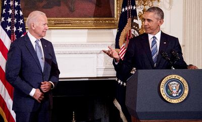Imagen de archivo del expresidente de EE.UU. Barack Obama (d) junto a quien fue su vicepresidente, Joe Biden.