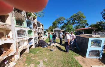 El presunto hecho irregular fue detectado en un control en la ciudad y el cuerpo tuvo que ser devuelto al cementerio.