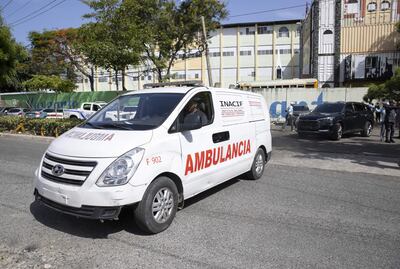 Una ambulancia del Instituto Nacional de Ciencias Forenses (Inacif) sale del ministerio de Medio Ambiente de República Dominicana hoy, en Santo Domingo (R.Dominicana). El ministro de Medio Ambiente de República Dominicana, Orlando Jorge Mera, murió este lunes al ser tiroteado en su despacho, según fuentes políticas.