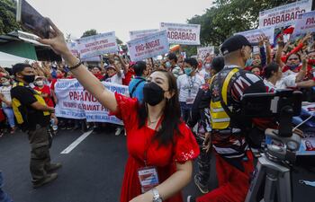 El expresidente de Filipinas Fidel Ramos, una de las figuras clave en la vuelta de la democracia al país y a la caída del dictador Ferdinand Marcos, falleció este domingo a los 94 años de edad por complicaciones ligadas a la covid-19, informaron sus familiares a medios locales.