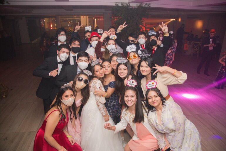 María Paz con sus amigos y compañeros del colegio Scuola Italiana Dante Alighieri Sede Fernando.