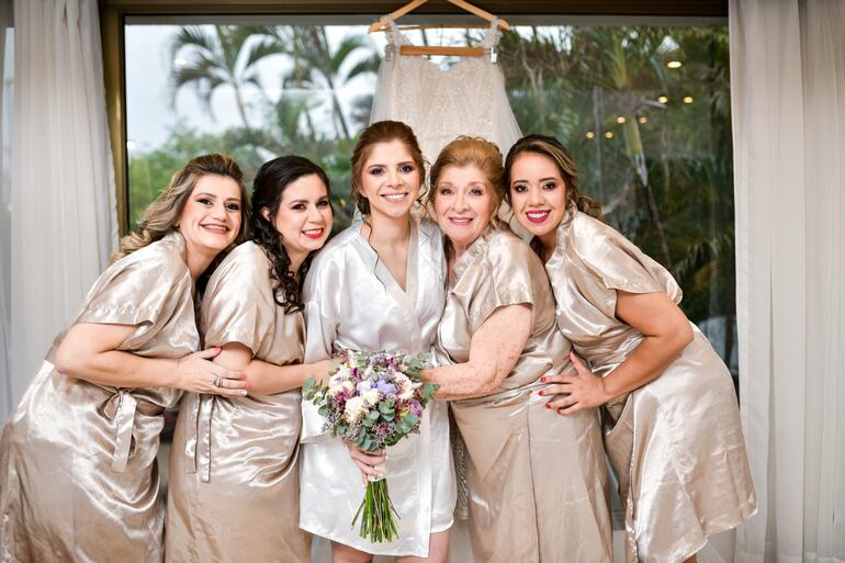 La previa de la novia junto a su madre Liduvina Aguirre y sus amigas María José Ingolotti, Patricia Beggan y Nancy Cabañas.