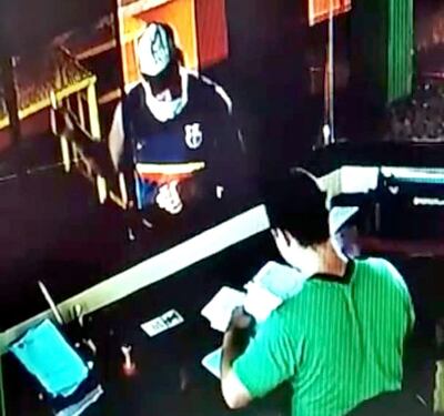 El video del circuito cerrado fue entregado a los investigadores para tratar de identificar al camionero.