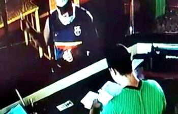 El video del circuito cerrado fue entregado a los investigadores para tratar de identificar al camionero.