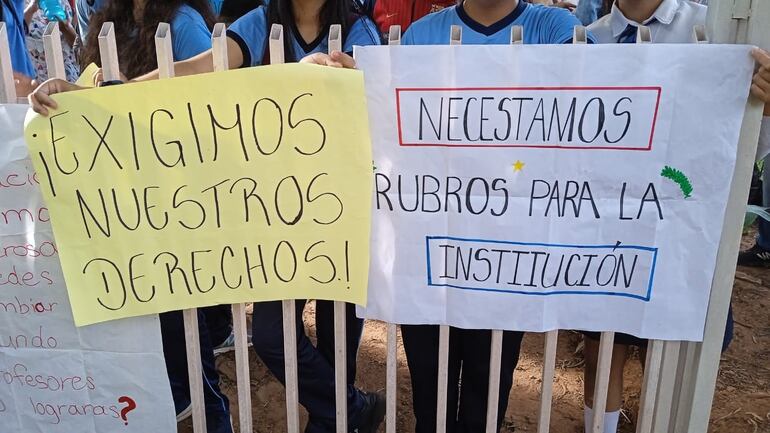 Hay varias materias que deben ser cubiertas en clase por docentes que están fuera del aula, ante el déficit de rubros. 