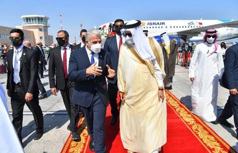 El ministro de Exteriores bareiní, Abdulatif bin Rashid al Zayani (c-d) recibe en Manama, la capital de Baréin, la histórica visita de su homólogo israelí, Yair Lapid (c-i).
