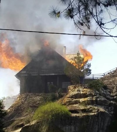 La Cabaña fue completamente consumida por las llamas.