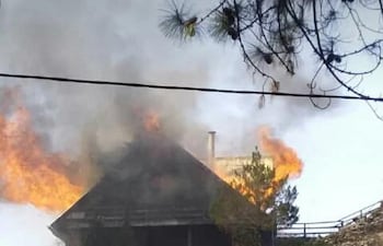 La Cabaña fue completamente consumida por las llamas.