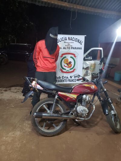 El detenido con la motocicleta incautada en la subcomisaría 12ª del barrio San Miguel.