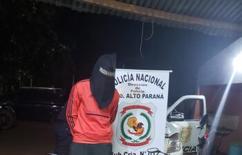 El detenido con la motocicleta incautada en la subcomisaría 12ª del barrio San Miguel.