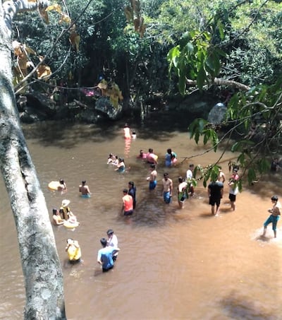 Varias familias llegaron al parque nacional de Ybycuí para aplacar el sofocante calor.