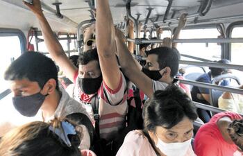La aglomeración de pasajeros en los colectivos representa un foco de contagios del coronavirus.