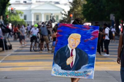 Un manifestante porta una pancarta anti-Trump en una protesta contra el racismo y la brutalidad policial, cerca de la Casa Blanca.