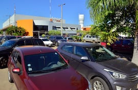 Ivesur recibió ayer vehículos hasta el mediodía. La mayoría de los automovilistas esperaron el cobro de salario para realizar la inspección técnica vehicular.