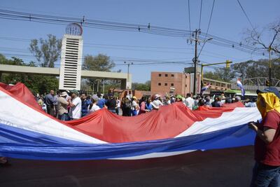 Manifestaciones frente a la UNA en San Lorenzo, generaron caos vehicular.