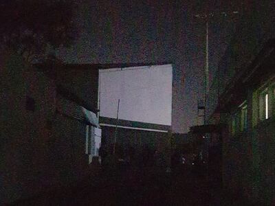 Las afueras del polideportivo Carlos Montalbetti sin energía eléctrica.