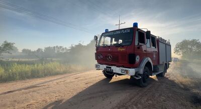 Los incendios de pastizales en el Chaco fueron una constante durante el fin de semana, en la imagen un carro de bomberos en la aldea Neuhof, Chaco Central