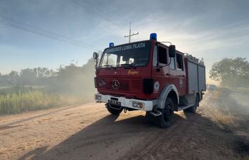 Los incendios de pastizales en el Chaco fueron una constante durante el fin de semana, en la imagen un carro de bomberos en la aldea Neuhof, Chaco Central