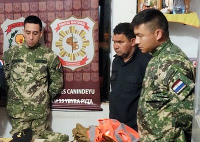 De izq. a der.: Estheven David Bareiro Morínigo, Daniel Gómez López e Hilario Vera Díaz, detenidos por asalto en Curuguaty.