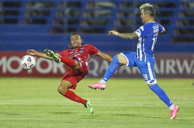 El ausente por lesión en el partido de hoy, el defensor colombiano de Nacional Farid Díaz se anticipa  en la puga por la pelota al itaugüeño José Ariel Núñez, en aquel juego de ida en Villa Elisa.