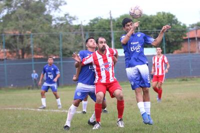 Carlos Alberto Valiente Cabrera (29 años) marcó el gol del triunfo de General Caballero de Campo Grande, aquí disputa con Francisco Javier González. APF