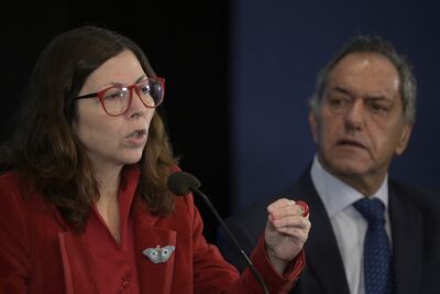 La ministra de Economía de Argentina, Silvina Batakis (izq.), habla junto al ministro de Desarrollo Productivo, Daniel Scioli (der.), durante una conferencia de prensa celebrada en la sede del Ministerio de Economía en Buenos Aires, el 11 de julio de 2022.