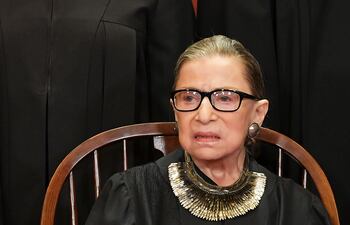 Ruth Bader Ginsburg posa para una foto oficial de la Corte Suprema de Estados Unidos.