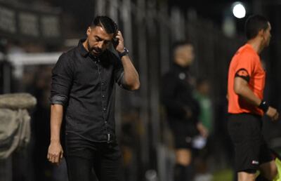 Julio César Cáceres, entrenador de Olimpia, durante el clásico más añejo con Guaraní por la fecha 12 del torneo Clausura 2022 del fútbol paraguayo.