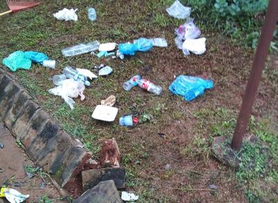 La Escuela Básica San Agustín quedó hecha un basural tras las elecciones.