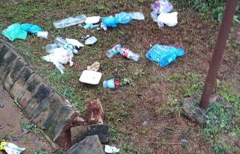 La Escuela Básica San Agustín quedó hecha un basural tras las elecciones.