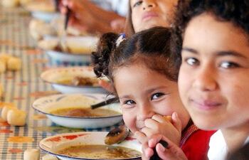 La alimentación es fundamental para el desarrollo integral de los niños, niñas y adolescentes.