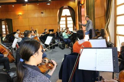 Los miembros de la OSIC durante uno de sus ensayos para el concierto de esta noche, En el mismo se presentará la residencia de compositores.