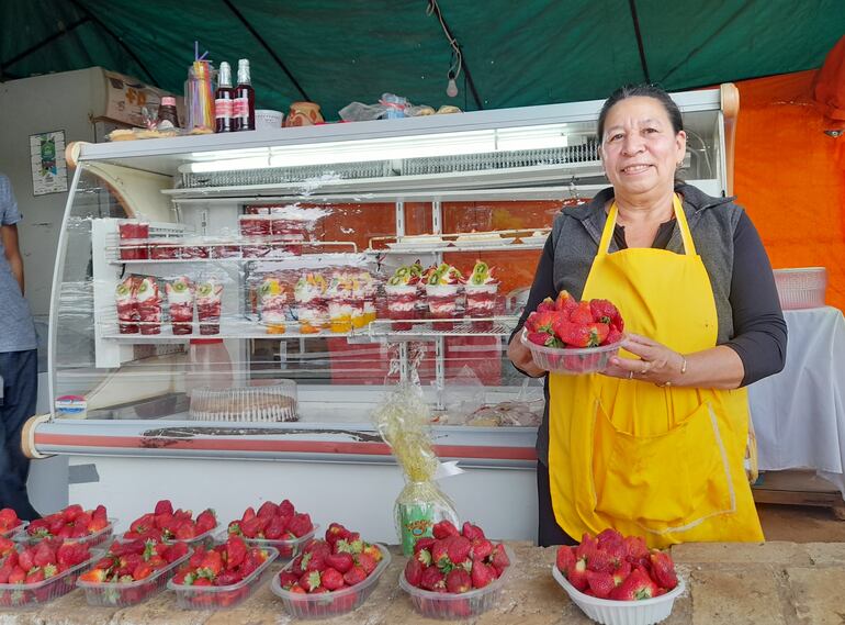 Ursina es una mujer trabajadora, que hace años se dedica a elaborar deliciosos productos de frutilla.