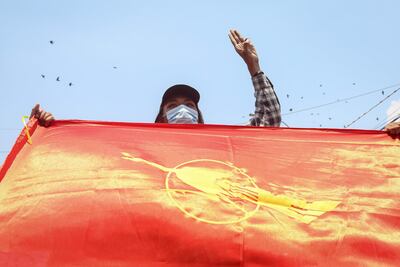 Una manifestante durante una marcha de protesta contra el golpe de Estado en Birmania, este martes en Mandalay.