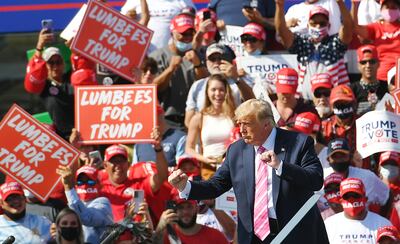 El presidente de los Estados Unidos, Donald Trump, hace un gesto al final de un mitin de campaña en el recinto ferial del condado de Robeson en Lumberton, Carolina del Norte, el 24 de octubre de 2020.