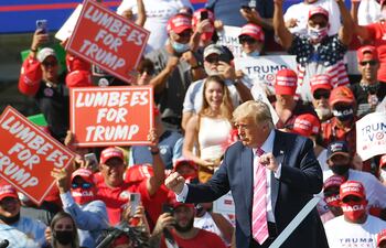 El presidente de los Estados Unidos, Donald Trump, hace un gesto al final de un mitin de campaña en el recinto ferial del condado de Robeson en Lumberton, Carolina del Norte, el 24 de octubre de 2020.